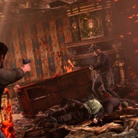 Uncharted Nathan Drake affronte un ennemi dans une maison en proie aux flammes