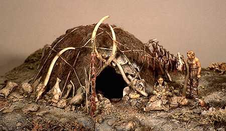 Hutte préhistorique fabriquée avec des os de mammouth