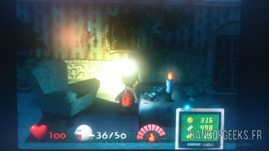 Luigi's Mansion Luigi éclaire une salle avec sa torche