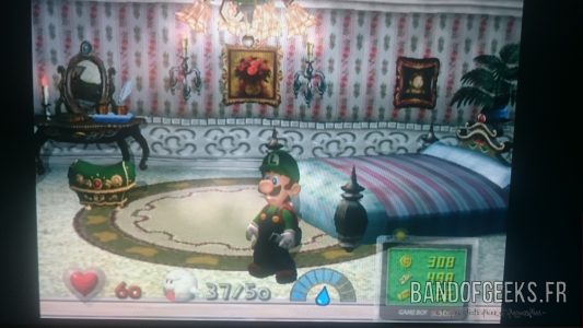 Journal Nostalgie Luigi dans une salle éclairée de Luigi's Mansion
