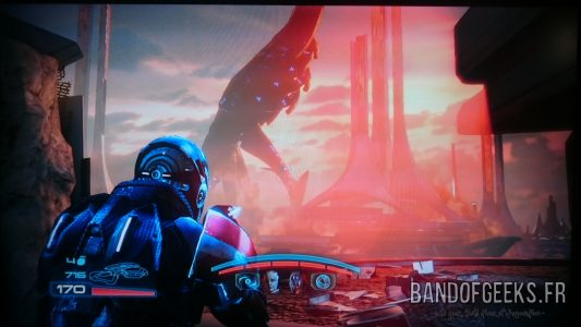 Mass Effect 3 Shepard fait face à un moissonneur