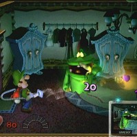 Luigi aspire les fantômes dans Luigi's Mansion avec son aspirateur