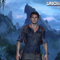 Uncharted Nathan Drake prend la pose devant un décor de montagne avec le logo du jeu en haut à droite