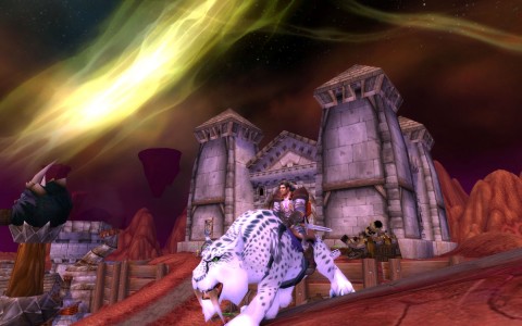 World of Warcraft Humain Paladin sur un Tigre à dents de sabre blanc tacheté