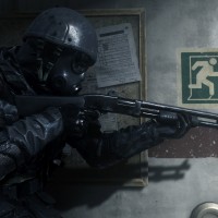 Call of Duty Modern Warfare Remastered soldat casqué et armé d'un fusil à pompe se dirige vers une sortie de secours