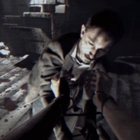 Resident Evil 7 - Beginning Hour﻿ personnage essaye de couper les liens