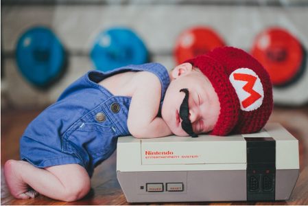 bébé déguisé en Mario Bros dort sur une Nes