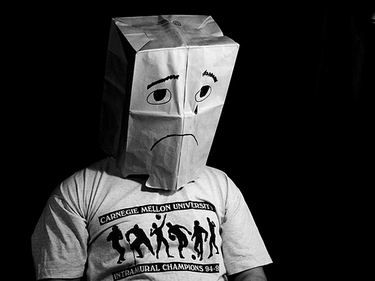 dépression post-game homme portant un sac sur le visage avec un visage triste dessiné
