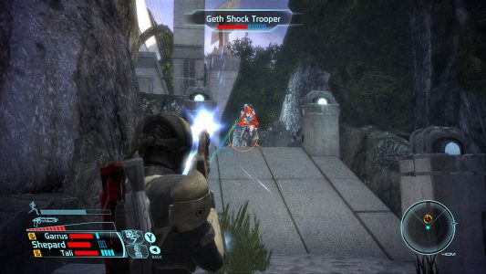 Mass Effect Shepard tire sur un ennemi