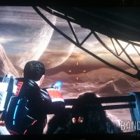 Mass Effect 2 Shepard admire l'horizon sur une planète à plusieurs lunes