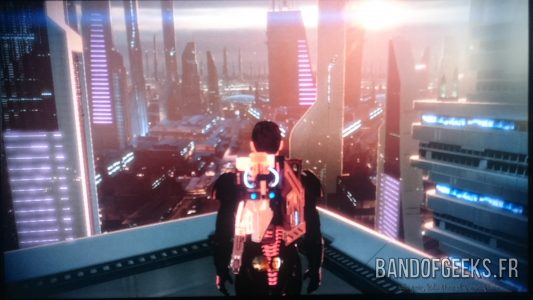 Mass Effect 2 Shepard admire la vue de la ville
