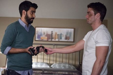 iZombie Ravi donne une manette PS4 à Major