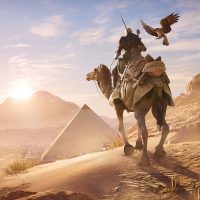 Assassin's Creed Origins Bayek à dos de chameau avec son aigle à côté