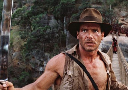Indiana Jones sur un pont avec une machette