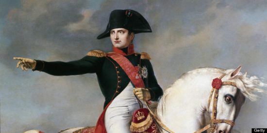 Napoléon sur son cheval pointe du doigt quelque chose