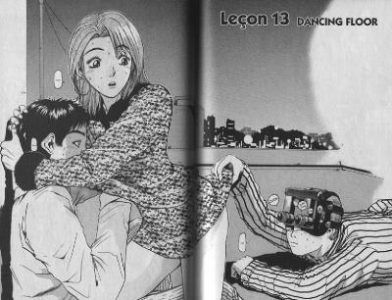 GTO Onizuka regarde sous la robe d'une fille avec une caméra