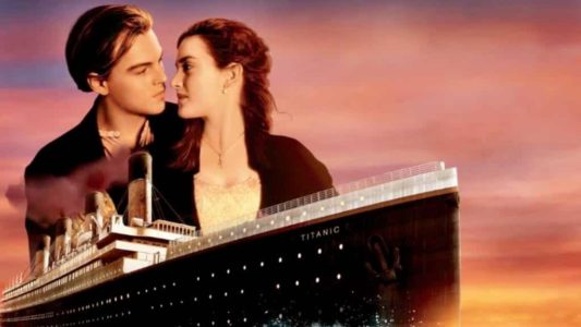 Titanic Rose et Jack se regardent dans les yeux sur fond de couché de soleil