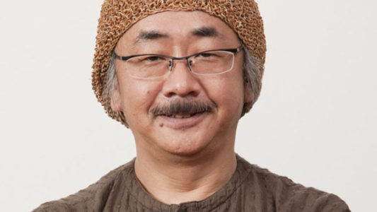 Nobuo Uematsu avec un bonnet