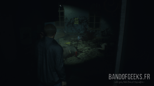 Resident Evil 2 Léon éclaire des corps qui jonchent le sol