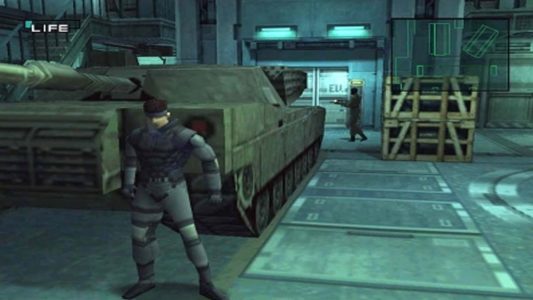 Metal Gear Solid Snake se cache derrière un tank