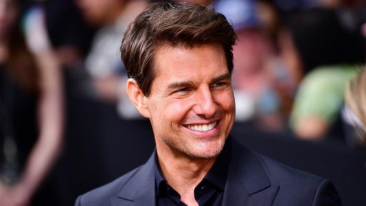 Tom Cruise sourit